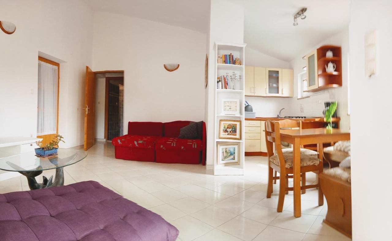 Apartmani Nikolina Ražanac エクステリア 写真