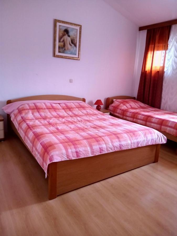 Apartmani Nikolina Ražanac エクステリア 写真