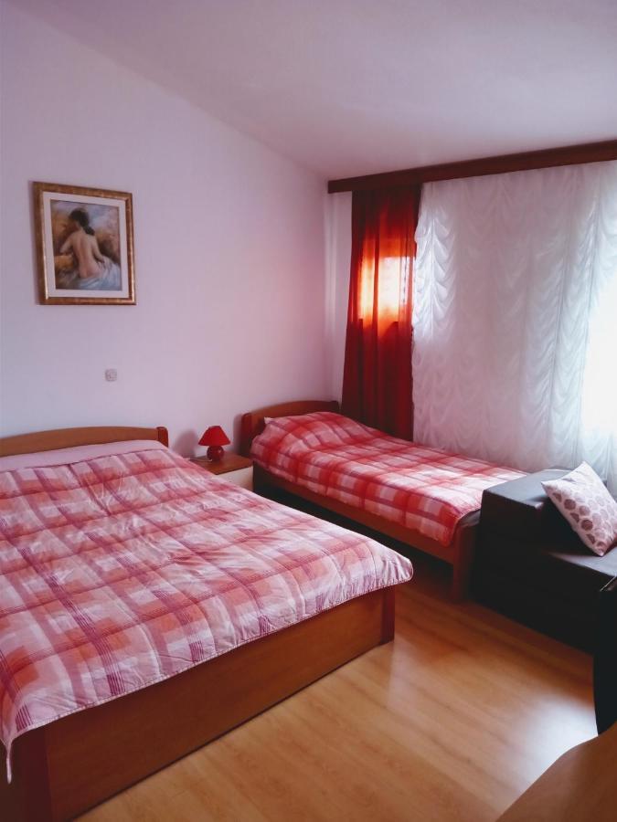 Apartmani Nikolina Ražanac エクステリア 写真